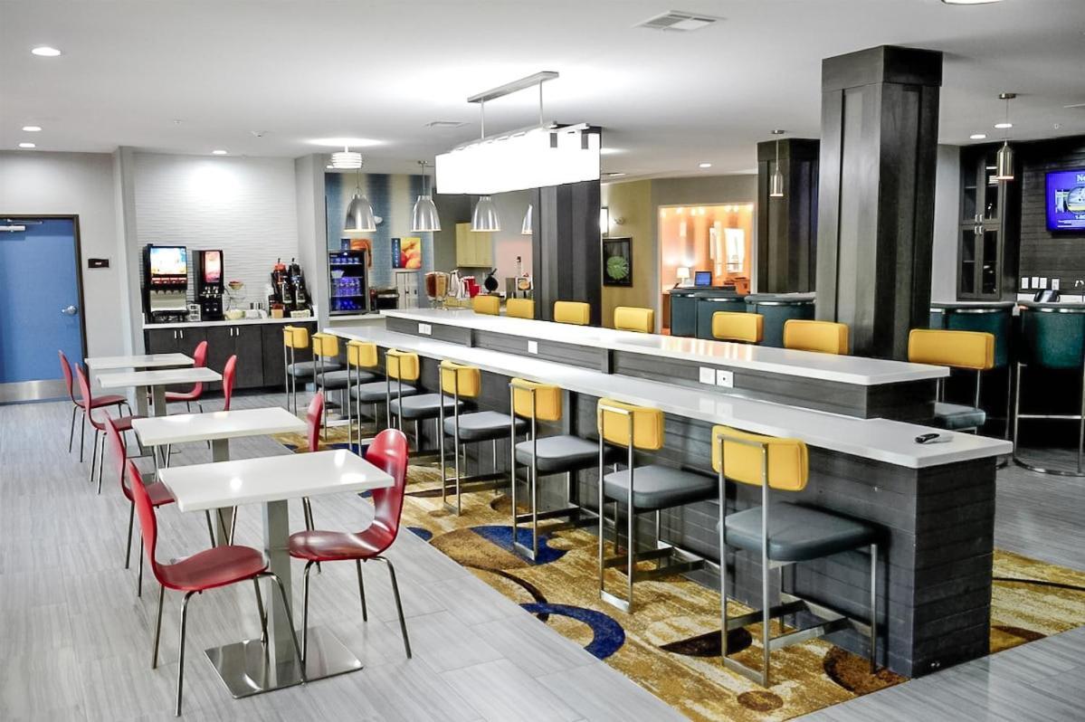 Del-Mar Airport Inn & Suites Шривпорт Екстериор снимка